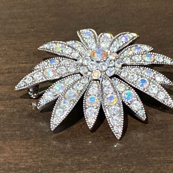 Joan Rivers Sparkling Faceted Swarovski Crystal Flower Boutonniere Brooch - Picture 3 of 4